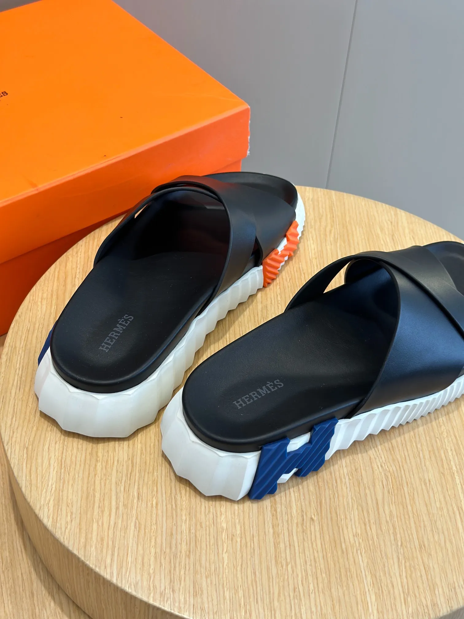 Factory price: 360💰Hermès [HERMÈS] Top Herme*H Home Hermès Men's Sandals and Slippers-Original Reproduction. Purchase the original version and make it one to one. The outsole is privately molded. The color of the outsole corresponding to each color is the same as the original version. Come to those who know the stuff 💪 The ultra-light soles are designed in contrasting colors, and they feel so comfortable on your feet! Calfskin, cowhide feet, private model outsole. Size: 39-44 (customized at 38.45)